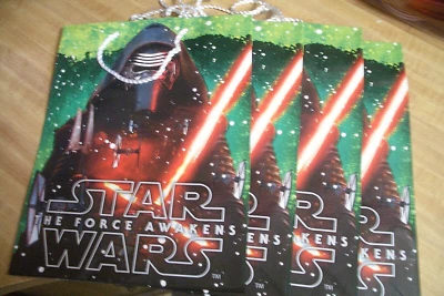 (LOT) Christmas Gift Bags 10"x4.5"x13" QTY=4 (STAR WARS THE FORCE AWAKENS) - Imagem 1 de 2