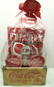 Coca-Cola SET REGALO Bicchieri Sottobicchieri Cassa Legno Cannucce Apribottiglie Film Notte  - Foto 1 di 12