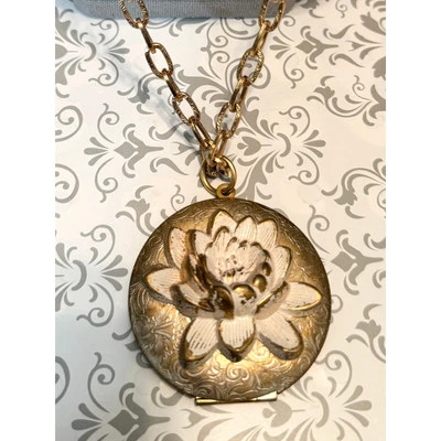 Vintage Rare Leonora Dame White Flower Locket with Goldtone Chain Foto 1 de 4