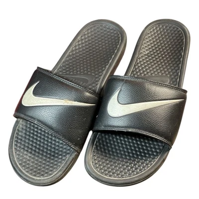Nike Victori One Sliders Para Hombre Talla 11 EUR 45 Sandalias Negras Blanco Logo Sin Cordones Foto 1 de 4