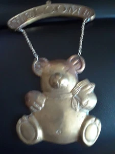 Decoración de oso de bienvenida de latón 10" colgante - Imagen 1 de 2