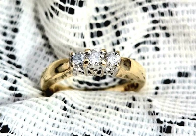 14k diamond ring size 5 yellow gold pretty three 3mm diamonds - Image 1 of 4