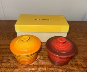 Neu Le Creuset 2er Set kleine Auflaufförmchen mit Deckel Steingut - matt rot & orange - Bild 1 von 3