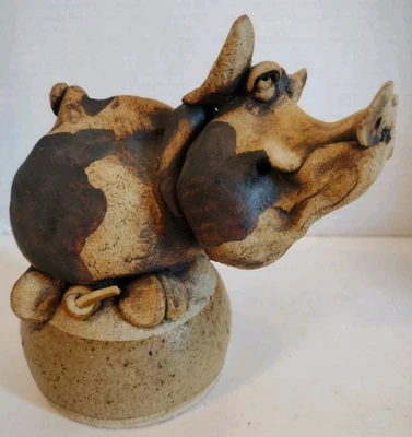 Vintage Signed Todd Warner 5.5" Tall Art Pottery Pig Bell Sculpture 1976 - Изображение 1 из 4