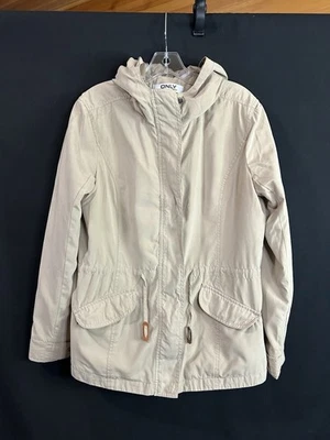 Only Chaqueta de Transición Caqui con Capucha Cremallera Completa Cintura Cintada Grande Usada en Excelente Condición Foto 1 de 4