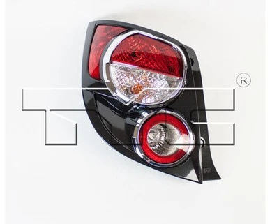 Conjunto de luces traseras laterales izquierdas TYC NSF para Chevrolet Sonic Hatchback modelo 2012-2016 Foto 1 de 3