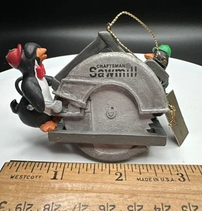 Vintage 1996 NEU IM KARTON Weihnachten bei Sears Miniatur Handwerker Kreissäge Ornament - Bild 1 von 10