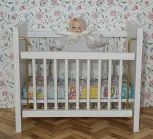 Gitter-Bett Weiß mit Porzellan Püppchen Kinder-Bettchen Holz Möbel Puppenhaus - Bild 1 von 10