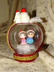 Handgefertigtes süßes Weihnachtsdiorama für kleine Jungen und Mädchen im Glas/Kuppel - Bild 1 von 4