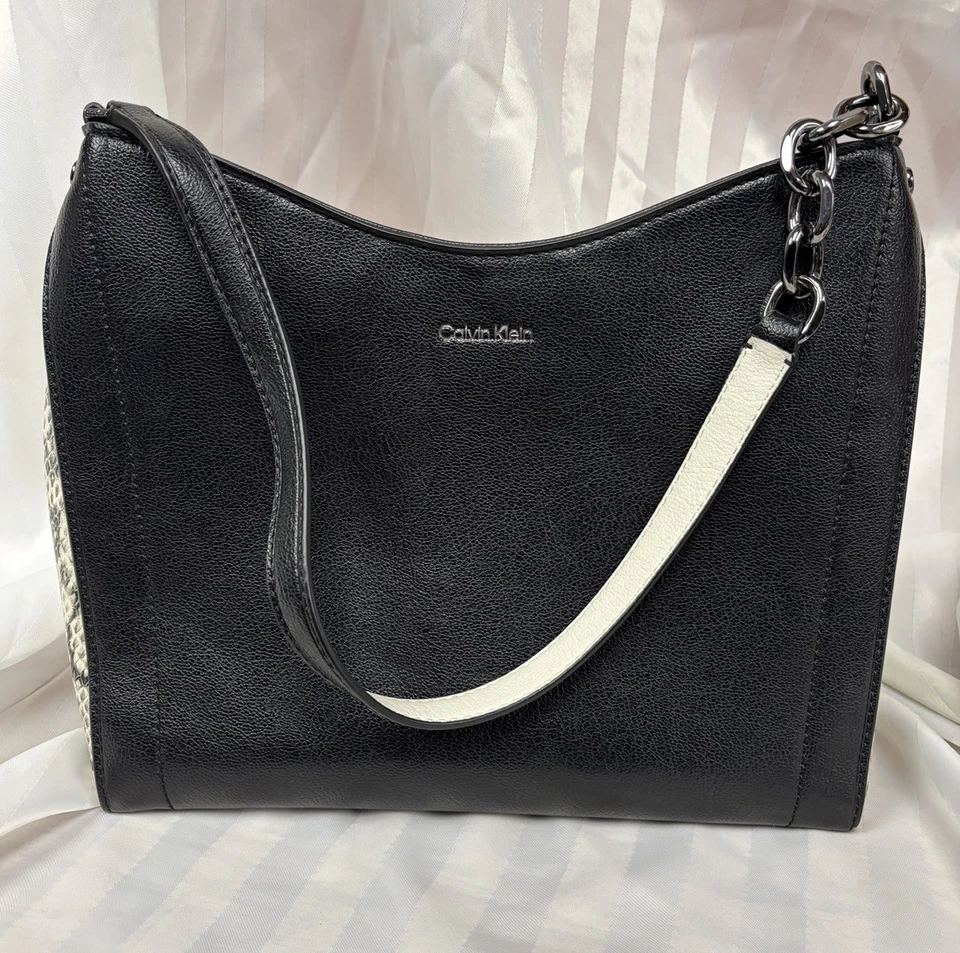 Bolso Hobo de Hombro CALVIN KLEIN Nova Cadena Cuero Sintético Blanco y Negro Foto 1 de 4