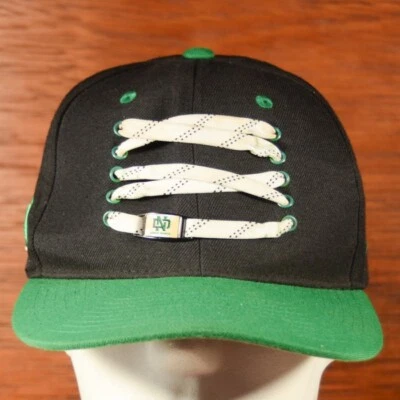 Gorra North Dakota Hombres Negra/Verde Lacer Zephyr NCAA Gorra Trasera a Presión Foto 1 de 4