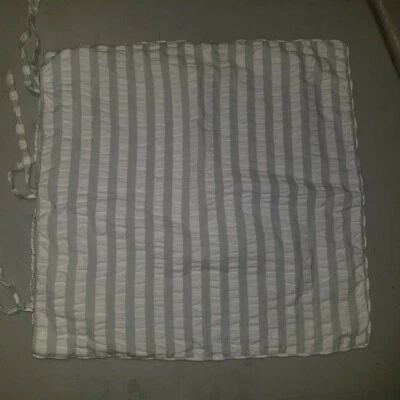 Almohada acolchada Pottery Barn "Aqua-Gray Striped Seersucker" Foto 1 de 3