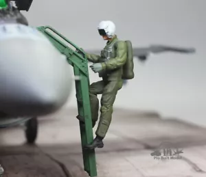 (Pre-pedido) Piloto de Combate de la USAF Subiendo al Avión 1:32 Pro Built Modelo #2 - Imagen 1 de 12