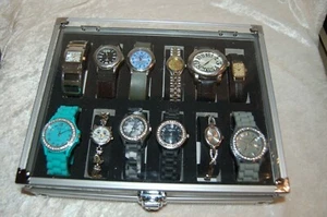 Lote mixto de 12 relojes en funcionamiento de varias marcas en estuche de exhibición de aluminio - Imagen 1 de 4