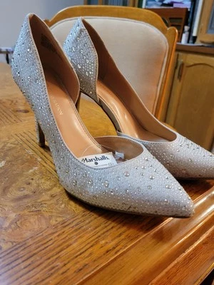 Tacones brillantes grises ligeros nuevos con etiquetas 4 boda o evento formal por BCBGeneration. Talla 6,5 Foto 1 de 4