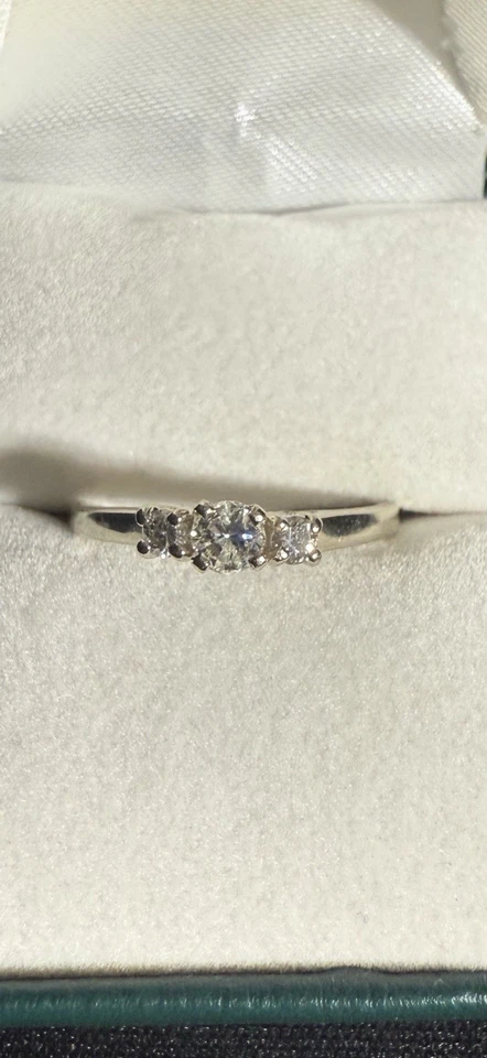 Обручальное кольцо из белого золота 14 карат с 3 камнями бриллиантами размер 7,5 красивое - Изображение 1 из 4