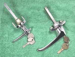 2 VINTAGE DOOR TRUNK HANDLES Locking w/2 KEYS  - Picture 1 of 8