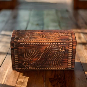Caja de madera antigua tallada a mano años 20 restaurada Ucrania joyero 12" - Imagen 1 de 5