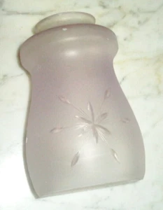 Antigua pantalla de vidrio de repuesto de estrella esmerilada púrpura y grabada, borde de montaje de 2 1/4 pulgadas - Imagen 1 de 4