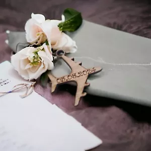 Personalisierte Hochzeitseinladung Holz Flugzeug Charms (10er Pack) - Bild 1 von 3