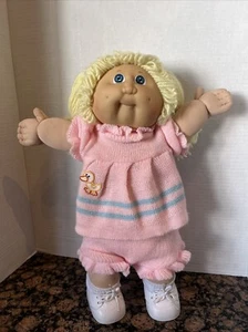 Muñeca Cabbage Patch-1982-Niña vestida de rosa tejido coletas amarillas y ojos azules - Imagen 1 de 4