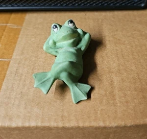 Vintage Phyllis hoch Keramik grüner Frosch kreuzt ihre Beine Figur - Bild 1 von 15