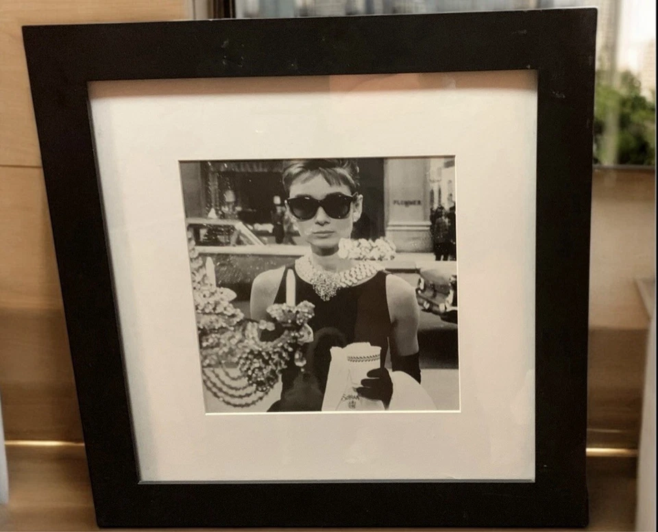 Настенное искусство в рамке Одри Хепберн завтрак у Тиффани классический фильм черный белый - Изображение 1 из 1