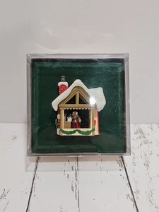 1982 LABORATORIO DI BABBO NATALE SEGNO DISTINTIVO ORNAMENTO NUOVO CON SCATOLA - Foto 1 di 9