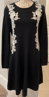 CeCe 冬季霜黑色毛衣连衣裙 M 码象牙色花卉设计全新无标签 — 第 1/4 张图片