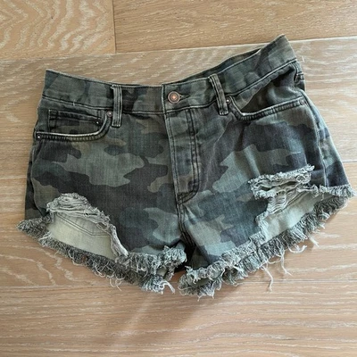 Pantalones Cortos de Jean We The Free People Verde Camuflaje Envejecido Botones Talla 27 Foto 1 de 4