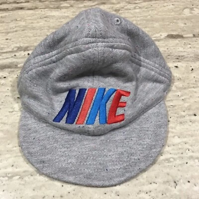 Gorra de béisbol suave gris recién nacido Nike para bebés Foto 1 de 3