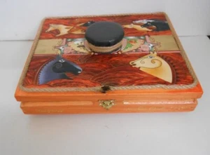 Caja de cigarros/memoria con tema Laurel Burch Horse reciclado/embellecido/decoupaged - Imagen 1 de 8
