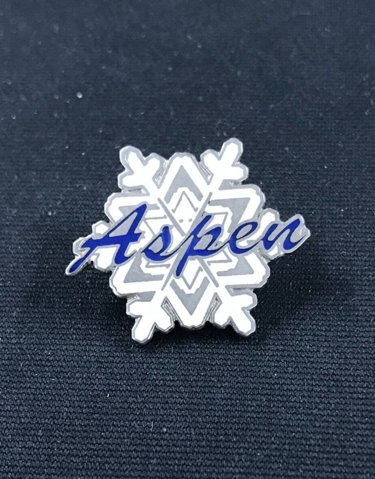 Винтажная сувенирная горнолыжная курортная булавка GMWS Aspen CO Snowflake эмаль 1 дюйм с оригиналом. Backer! - Изображение 1 из 3
