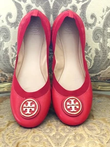 TORY BURCH "CAROLINE" ROTE FLACHE GOLDFARBENE MEDAILLON-BALLERINAS GRÖSSE: 8,5 - Bild 1 von 5