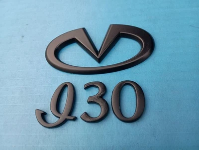Infiniti I30 emblema insignia trasero 1995-2001 negro logotipo conjunto OEM USADO  Foto 1 de 4