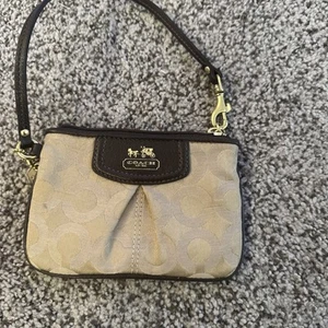 New COACH Beige Wristlet. New in Box - Picture 1 of 19
