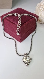 Collar colgante corazón pergamino Brighton EE. UU. plateado B2 en muy buena condición - Imagen 1 de 8