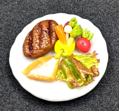 Ensalada y pan de carne hecha a mano en miniatura para casa de muñecas en plato de cerámica 1:12 Foto 1 de 3