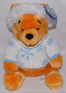NWT-DISNEY STORE EXCLUSIVE-WINNIE THE POOH-WHITE & BLUE SNOWFLAKE SWEATER & HAT! - Foto 1 di 8