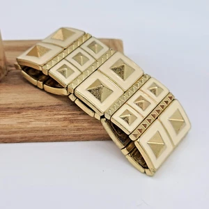 Brazalete elástico Lia Sophia REMACHADO pirámide de oro mate tachonado y esmalte vainilla - Imagen 1 de 8