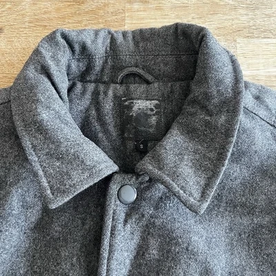 £145 CARHARTT VARSITY MENS GREY BOMBER JACKET WITH KNITTED TRIM SIZE: SMALL R1 - Image 1 of 4