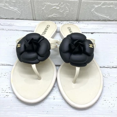 Chanel Camellia Coco Mark Thong Sandals Ivory x Black Size 37 US About 7 Women's - Imagem 1 de 4