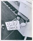 1971 Ken Gidge Flagpole Perch Tania Jerow World Record Vigil Sign 8X10 Photo
