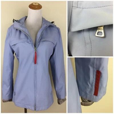 Chaqueta de lluvia PRADA Italia azul con bolsillos con cremallera logotipo herrajes para mujer talla pequeña/mediana Foto 1 de 4