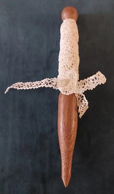 Antike Spitze Baumwolle Breite 10 MM Länge 380 CM Auf Schlagschnur aus Holz - Bild 1 von 4