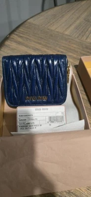 Carteira feminina Miu Miu azul cor rara couro matelassê compacta com zíper bolsa moeda - Imagem 1 de 4