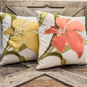 2er Set - Kiste und Fass - Aria Collection Lilie Kissen - Bezüge/Einsätze - 12”x12” - Bild 1 von 8