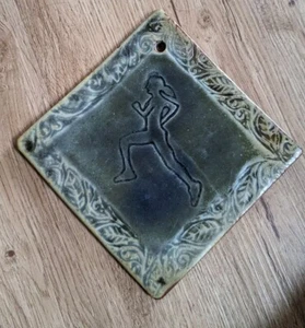 Insegna Piastrella Ceramica FATTA A MANO Ceramica Donna RUNNER Funzionante Decorazione Targa 6,25" - Foto 1 di 3