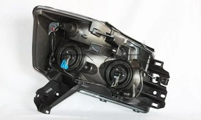 Conjunto de faros TYC 20-6946-00-9 para Nissan Titan 08-15 Foto 1 de 4