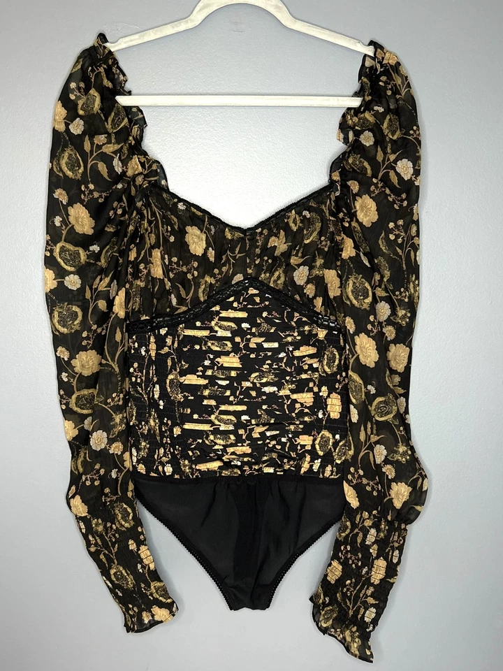 Body feminino Free People brunch data L preto dourado floral manga folhada transparente - Imagem 1 de 4